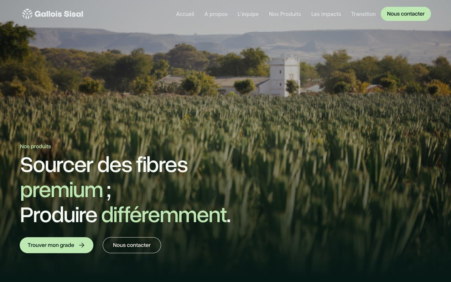Hero of the products page: a photograph of a sisal field with a white building, the title “Sourcer des fibres premium ; produire différemment” and two buttons, “Trouver mon grade” and “Nous contacter”.