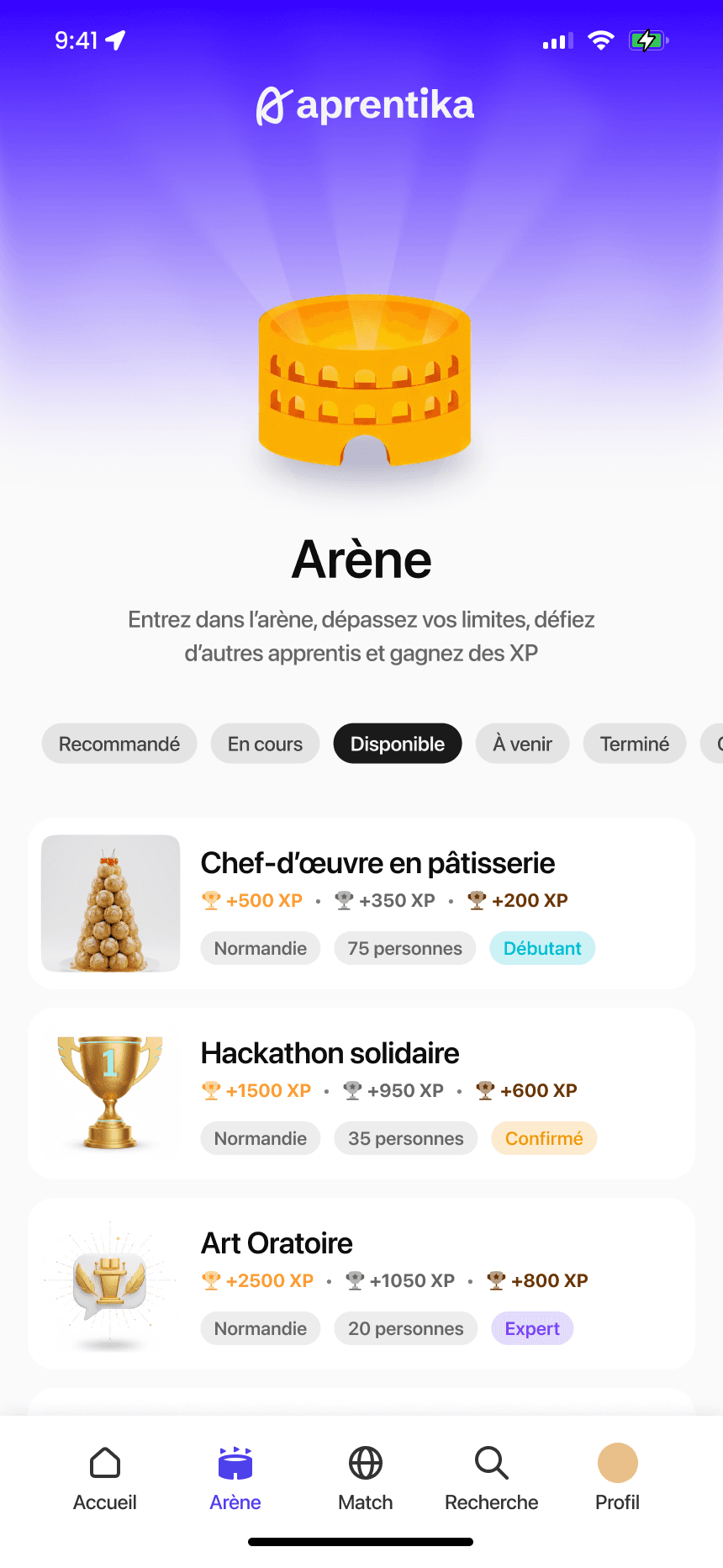 Écran Arène : les défis disponibles avec leurs XP, la région, le nombre de participants et le niveau.