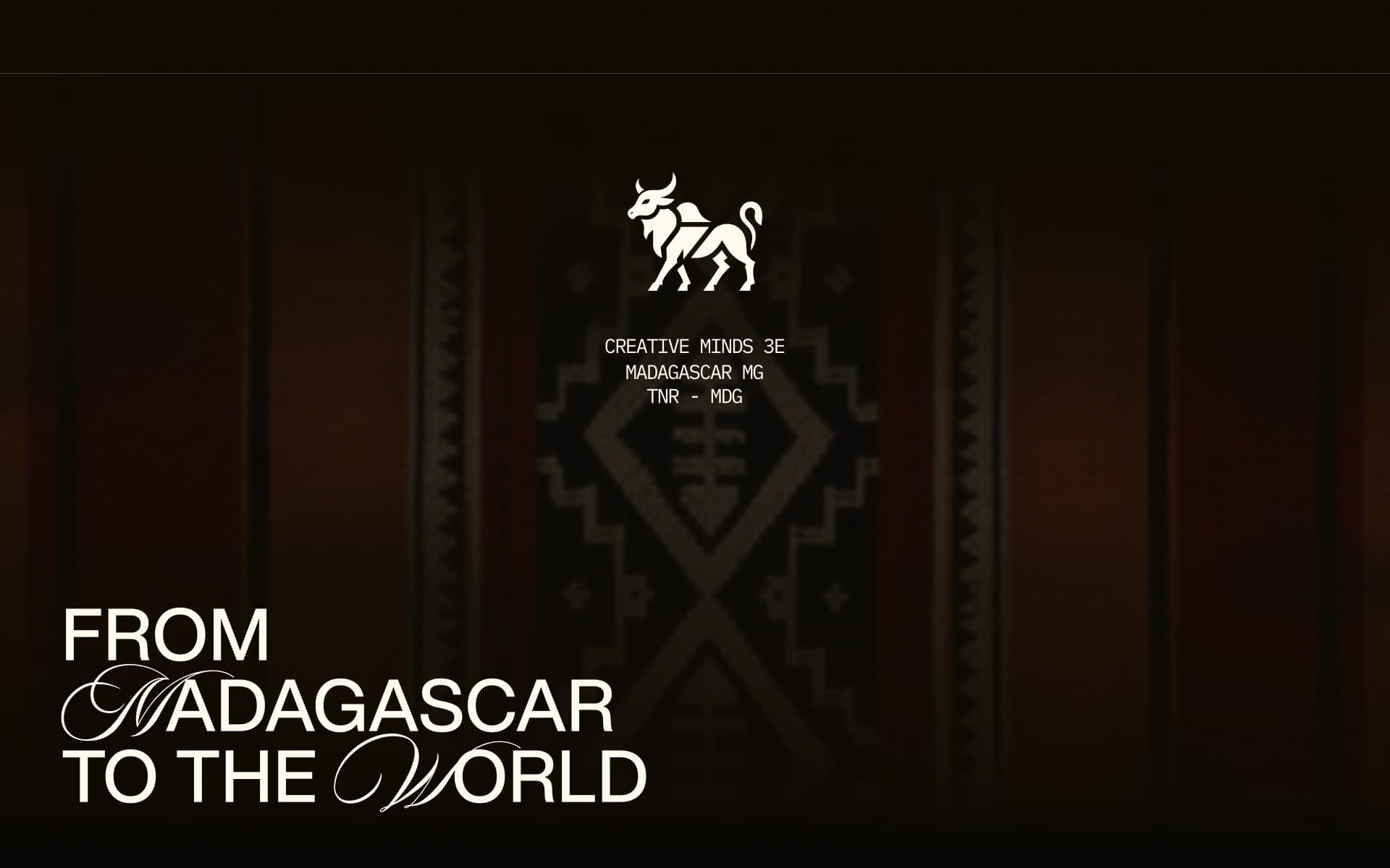 Hero de la page d’accueil 2026 : l’emblème zébu au-dessus de trois lignes en chasse fixe, « Creative Minds 3E, Madagascar MG, TNR - MDG », sur un tissage sombre, avec le titre « From Madagascar to the World » en bas à gauche.