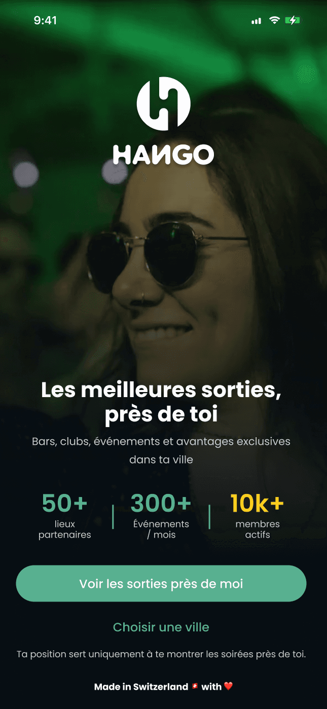 Écran d’onboarding Hango : logo sur une photo de soirée, titre « Les meilleures sorties, près de toi », trois chiffres produit, le bouton « Voir les sorties près de moi » et « Choisir une ville »
